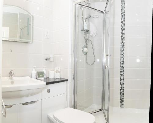 Un baño de Beaumont Guest House Windermere - Adult Only - Free Car Park & Off Site access to the local Health Centre