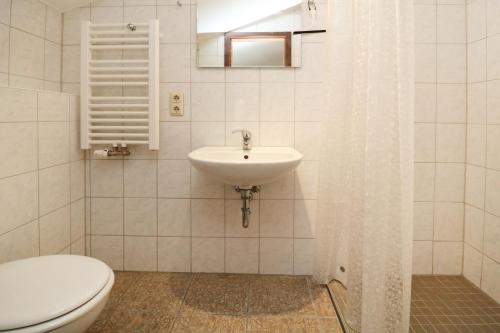 オストゼーバート・カールスハーゲンにあるQUARTIER 18 - Studio Sonnenschein 2 strandnahの白いバスルーム(トイレ、シンク付)