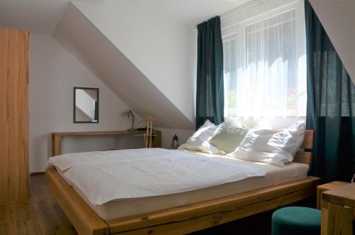 1 dormitorio con 1 cama grande y ventana en Ferienwohnungen am Schambacher Weg, en Riedenburg