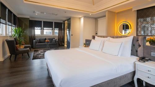 duże białe łóżko w pokoju hotelowym w obiekcie Loop Hotel Bosphorus İstanbul w Stambule