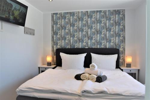 a bedroom with a bed with towels on it at Witte Bank in Büsum
