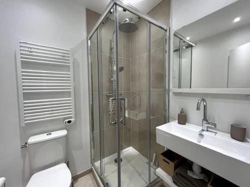 y baño con ducha, aseo y lavamanos. en Designer - Centre Montereau en Montereau-faut-Yonne