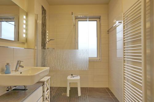 un baño con lavabo y ducha en Meeresrauschen, en Büsum