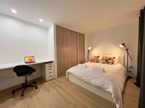 um quarto com uma cama, uma secretária e uma cadeira em Designer - Centre Montereau em Montereau-faut-Yonne