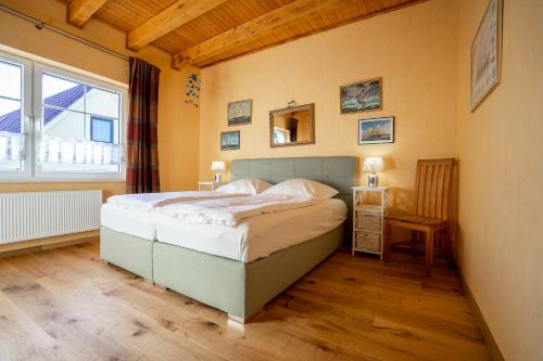 a bedroom with a bed in a room at Klaar Kimming Haus Wattwurm in Büsum