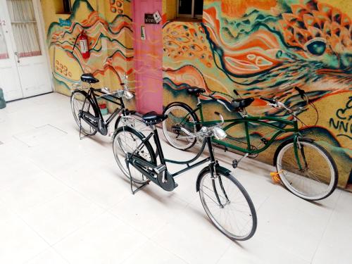 duas bicicletas estacionadas em frente a uma parede com uma pintura em Montevideo Port Hostel em Montevidéu