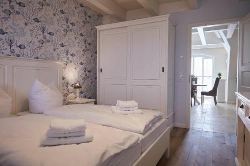 Postel nebo postele na pokoji v ubytování Reethus "de Tweeling" Apartment OG