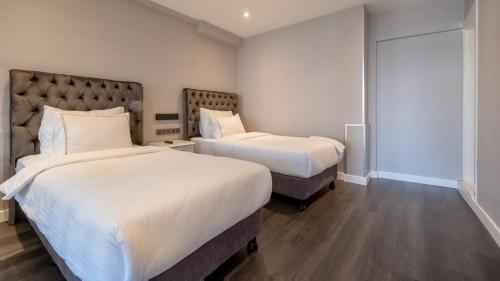two beds in a hotel room with two beds at Loop Hotel Bosphorus İstanbul in Istanbul