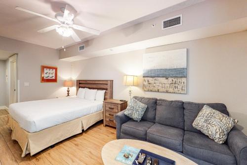 德斯坦的住宿－Baytowne Wharf - Pilot House #323，一间卧室配有一张床和一张沙发