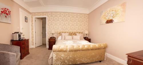 Una cama o camas en una habitación de Beaumont Guest House Windermere - Adult Only - Free Car Park & Off Site access to the local Health Centre