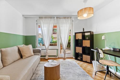 a living room with a couch and a table at Beautiful Boutique Apartment DRAHTZUG8 in Zürich