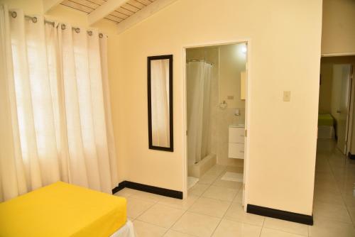 Ένα μπάνιο στο The West Village Summer House - Montego Bay