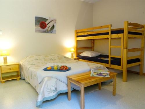 - une chambre avec un lit et des lits superposés avec un plateau de fruits dans l'établissement Maison calme à Juzet-de-Luchon avec jardin, terrasse, parking, et wifi - FR-1-313-157, à Juzet-de-Luchon