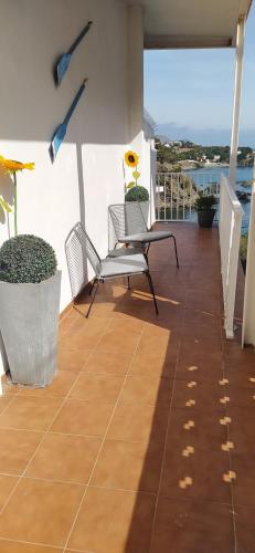 a balcony with chairs and a view of the ocean at Ca la Nuri Pis 3 in Llança