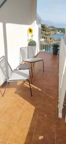 a patio with two chairs and a table on a balcony at Ca la Nuri Pis 3 in Llança