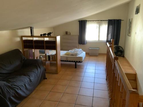 een woonkamer met een bank en een stapelbed bij La Perdrix in Argelès-sur-Mer