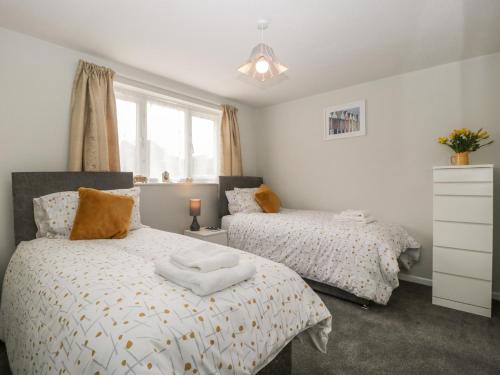 um quarto com 2 camas e uma janela em Lodmoor House em Weymouth