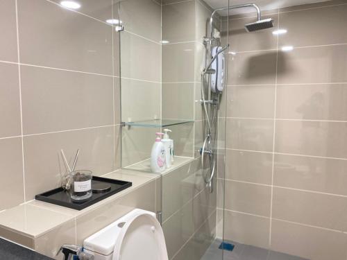y baño con ducha, aseo y lavamanos. en Sunway Grid Residences Cozy Loft Suite Netflix 6 Pax, Near Legoland, en Kampong Pendas