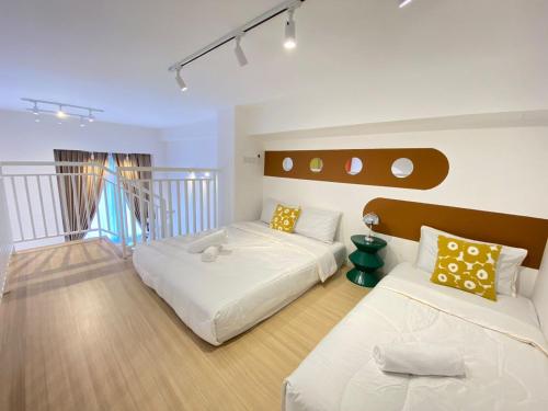 1 dormitorio con 2 camas y sofá en Sunway Grid Residences Cozy Loft Suite Netflix 6 Pax, Near Legoland, en Kampong Pendas