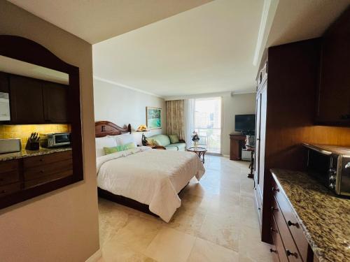 um quarto de hotel com uma cama e uma cozinha em Aloha Gem Studio - 2 bed with high speed WIFI - Luana Waikiki Hotel & Suite 917, 2045 Kalakaua Avenue HI 96815 em Honolulu