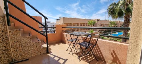 Balkón nebo terasa v ubytování Homes of Spain, Apartamentos Paraíso Vera Playa, Ed Palmerston, Atico A con piscina privada y vistas al mar, 50m de la playa, WIFI