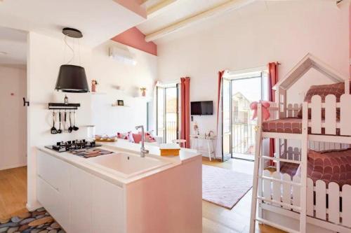 cocina con fregadero y cuna en una habitación en mialuxuryhouse, en Palermo