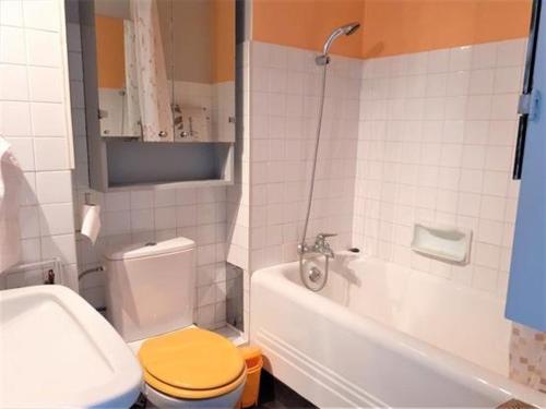 une salle de bain avec toilettes, baignoire et lavabo dans l'établissement Studio au pied de la plage à La Baule avec balcon et toutes commodités! - FR-1-392-158, à La Baule