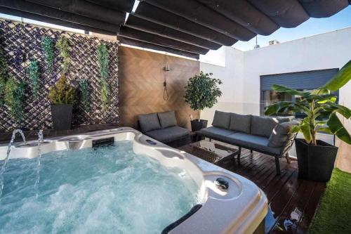 Fotografie z fotogalerie ubytování Elegant Duplex 3 Master Bedrooms and Private v destinaci Seville
