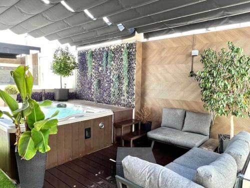 Elegant Duplex 3 Master Bedrooms and Private
