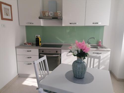 a kitchen with a vase of flowers on a table at Casa Andreina in Salto