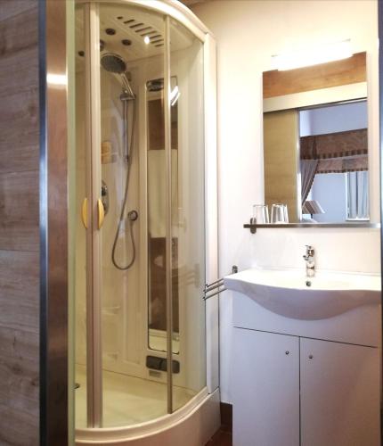 a bathroom with a shower and a sink at Casa do Peso in Crato