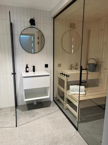 uma casa de banho com um lavatório branco e um espelho. em Fjällglim36 em Sälen