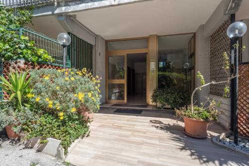 una entrada a un edificio con flores y plantas en Room 66 en Nápoles