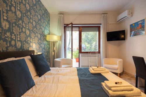 um quarto com uma cama grande com duas toalhas em Room 66 em Nápoles