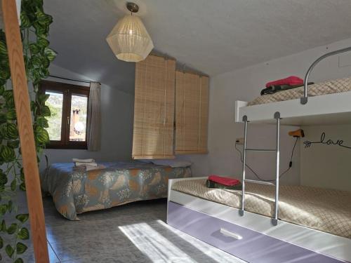 sypialnia z dwoma łóżkami i łóżkiem piętrowym w obiekcie VILLA CARMEN w mieście Alcossebre