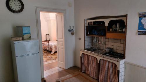 La cuisine est équipée d'une cuisinière, d'un évier et d'un réfrigérateur. dans l'établissement Antica Via delle Aie, à Ruffano