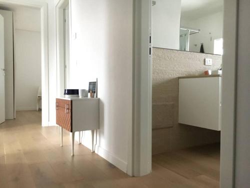 a white room with a table and a mirror at See- & Bergblick Millstatt in Millstatt