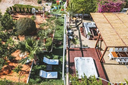 an overhead view of a resort with a pool and palm trees at SunnyVillas: 4BR Villa☆Private Pool + Jacuzzi - Villa Amelie in Protaras