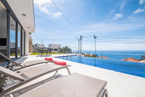 a villa with a view of the ocean at Villa Plumeria in Arco da Calheta