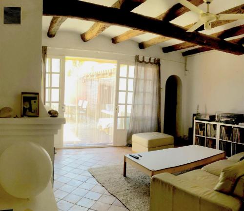 - un salon avec un canapé et une table dans l'établissement Palou 1900 Garraf, à Sant Pere de Ribes