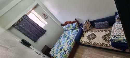1 dormitorio con 2 camas y ventana en Mohammed V Airport HOME en Deroua