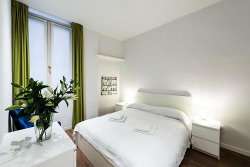 ヴェローナにあるAppartamento Via Valverde 4の白いベッドルーム(白いベッド1台、窓付)