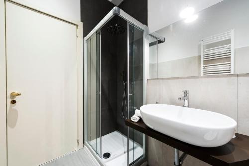 ヴェローナにあるAppartamento Via Valverde 4のバスルーム(白いシンク、シャワー付)