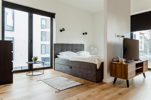 um quarto com uma cama e uma grande janela em Dream Stay - Modern Apartments in City Centre em Talin