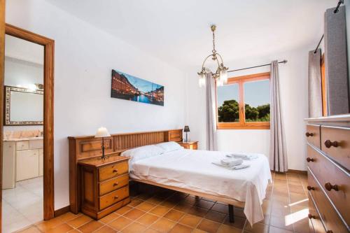 een slaapkamer met een bed, een wastafel en een spiegel bij Villa Oceanic - PlusHolidays in Calpe