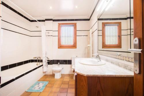 een badkamer met een wastafel en een toilet bij Villa Oceanic - PlusHolidays in Calpe