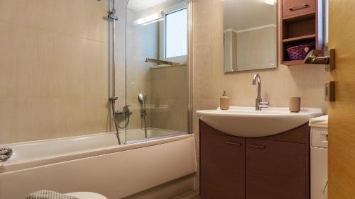 La salle de bains est pourvue d'un lavabo et d'une douche. dans l'établissement Happiness Luxury Home, à Paleóchora