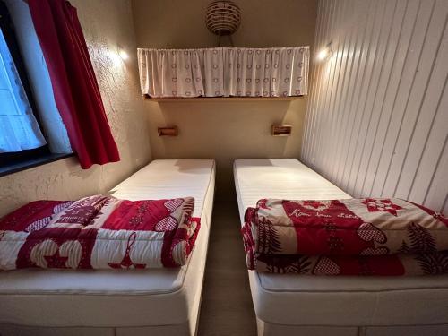 een kleine kamer met 2 bedden bij Le petit Rabais in Virton