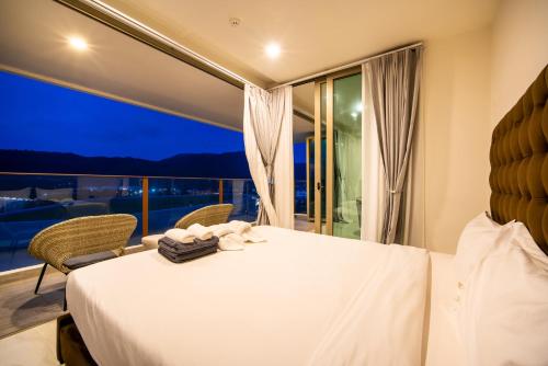 Кровать или кровати в номере Oceana Sea View - Kamala Beach