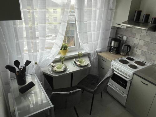TapaにあるTapa Guest Apartmentの小さなキッチン(テーブル付)、窓